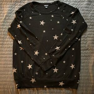 Black long sleeve with star design. 77 viscose, 18 polyester 5 elastane.